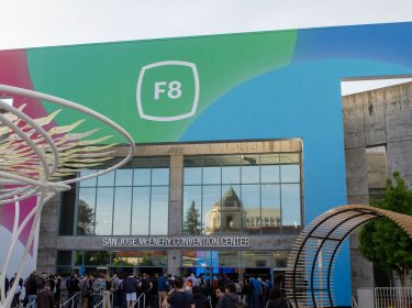 Menschen kommen zur F8-Keynote von Facebook.