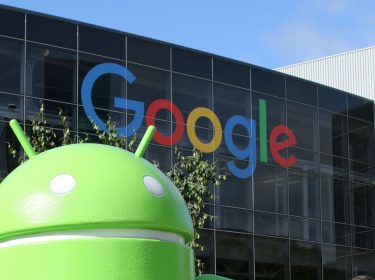 Ein grünes Android-Männchen steht vor dem Google-Hauptquartier.