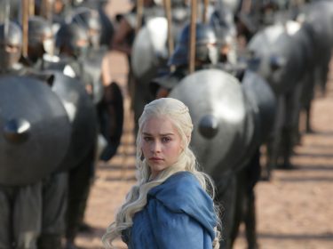 Daenerys aus Game of Thrones vor ihren Unbefleckten