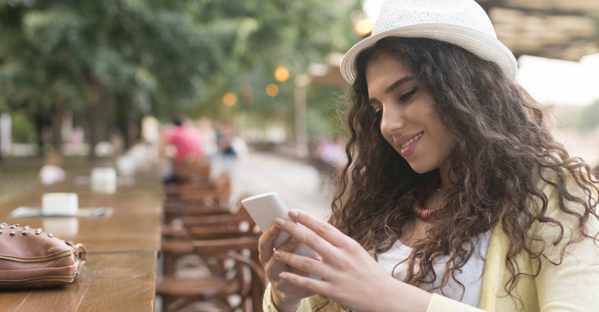 Junge Frau speichert ein WhatsApp-Profilbild auf ihrem Smartphone ab.