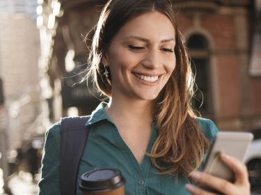 Frau verwendet die neue Android-Gestensteuerung am Smartphone.