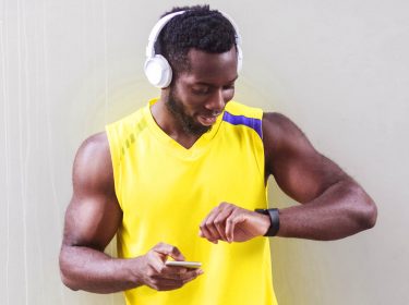 Junger Mann trainiert mit seiner Apple Watch.