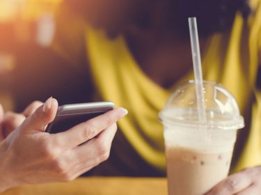 Freundinnen entdecken die neue Fortnite-Season am Smartphone.