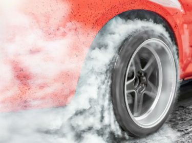 Roter Rennwagen quietscht mit den Reifen.