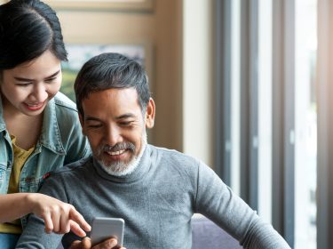 Vater mit Tochter am Smartphone