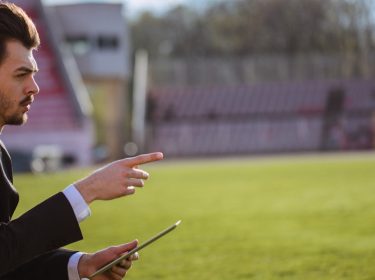 Coach probiert eine der Fußballtrainings-Apps