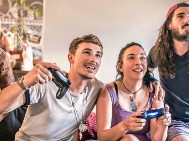 Vier Freunde spielen PS4