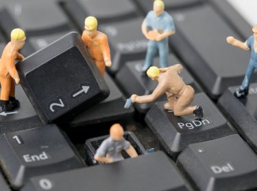 Kleine Männchen reparieren eine defekte Tastatur