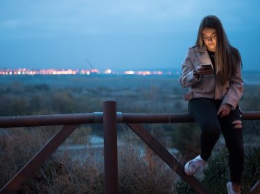 Frau nutzt Chromes Dark Mode unter Android