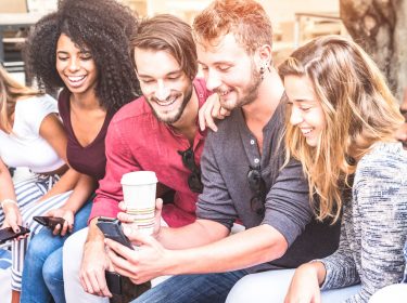 Eine Gruppe von Jugendlichen unterschiedlicher Herkunft beim freudigen Austausch