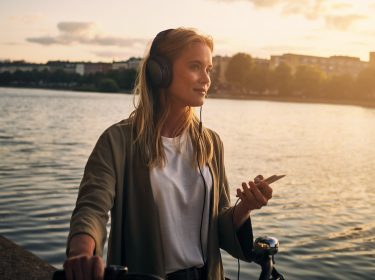 Eine junge Frau hört ihr Lieblingslied über Apple Music