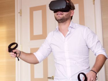 Junger Mann trägt die gereinigte Oculus Quest.