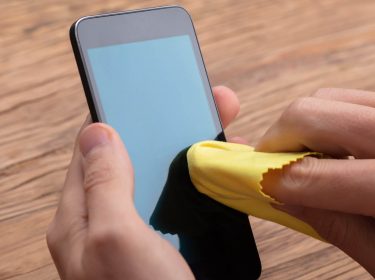 iPhone mit einem Brillenputztuch reinigen.