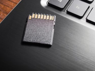 SD-Karte liegt auf einem Laptop
