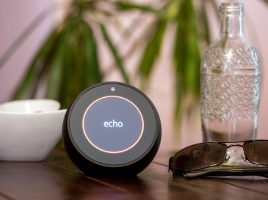 Der Amazon Echo Spot steht auf einem Tisch.