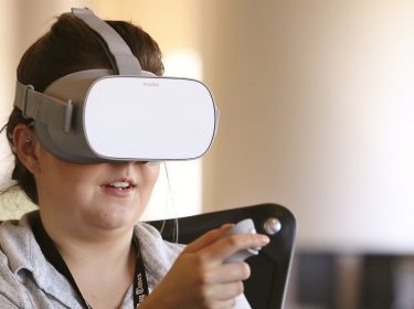 Frau spielt Oculus Go