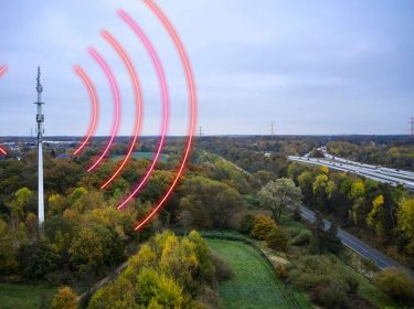 Funkmast, der mit 5G den Weg ins Gigabit-Zeitalter ermöglicht