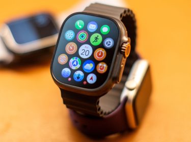 Modelle der Apple Watch Series 10 sind auf einem Tisch ausgestellt