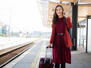 frau telefoniert im ausland