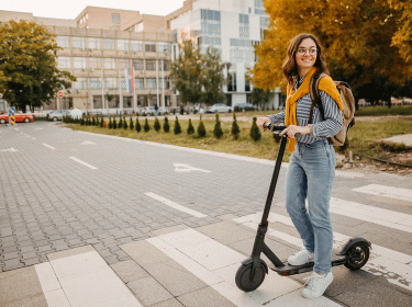 Frau benutzt ihren eigenen e scooter