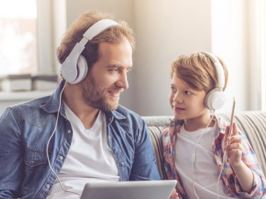 Vater und Sohn mit Kopfhörern