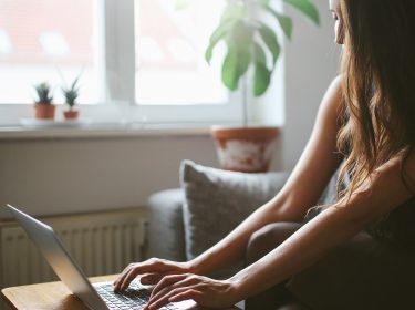 Junge Frau nutzt iTunes