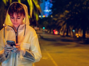 Frau nutzt Dark Mode von iOS 13