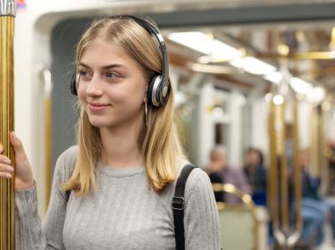 Frau in der Bahn mit Kopfhörer