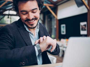 Mann nutzt die Zwei-Faktor-Authentifizierung an der Apple Watch.