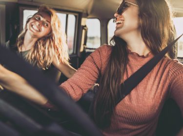 Zwei junge Frauen haben sich ein Auto via Ap geordert.