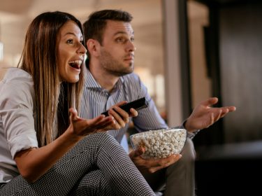 paar-vor-fernseher-netflix-interaktive-inhalte