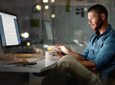 Mann nutzt Adobe Fresco auf iPad