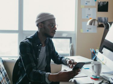 einraumwohnung-mann-am-schreibtisch-ikea-ori