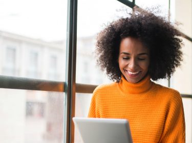 Frau verwaltet am iPad ihre Safari-Downloads.