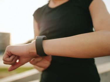 Frau nutzt die Zoom-Funktion an der Apple Watch.