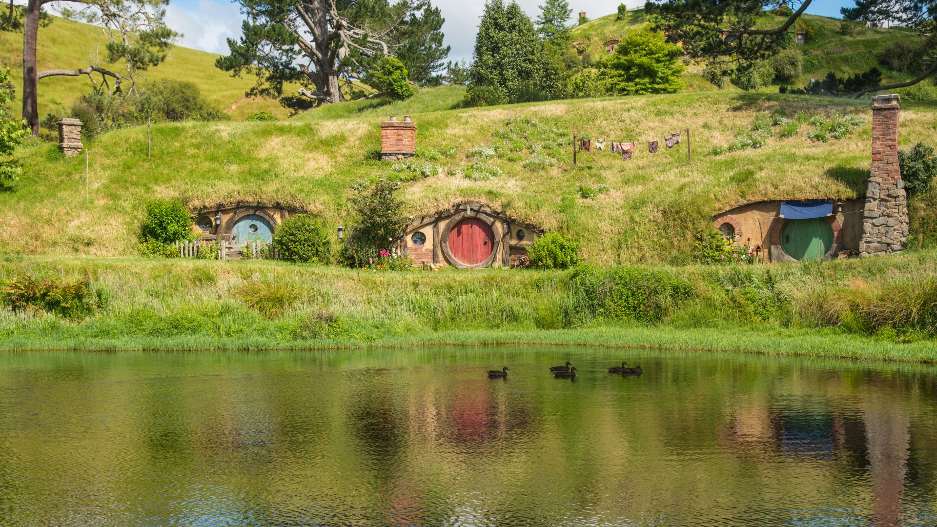 Blick auf die Hobbitlöcher in Matamata, Neuseeland.