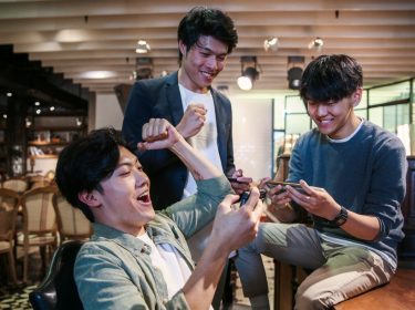 Drei Freunde spielen Auto Chess