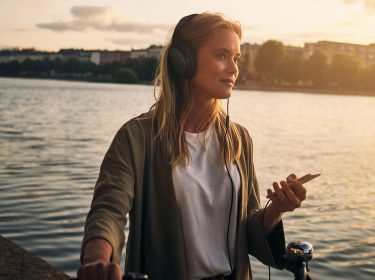 Frau löst am Smartphone ihr Deezer-Problem.