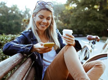 Junge Frau hat ihre Snapchat-Probleme am Smartphone gelöst.