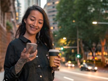 Hippes Mädel freut sich über iOS 13