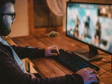 Mann spielt Apex Legends