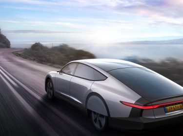 Selbstaufladendes Elektroauto Lightyear One faehrt am Meer entlang