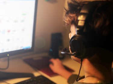 Teenager zockt ein Twitch-Prime-Spiel