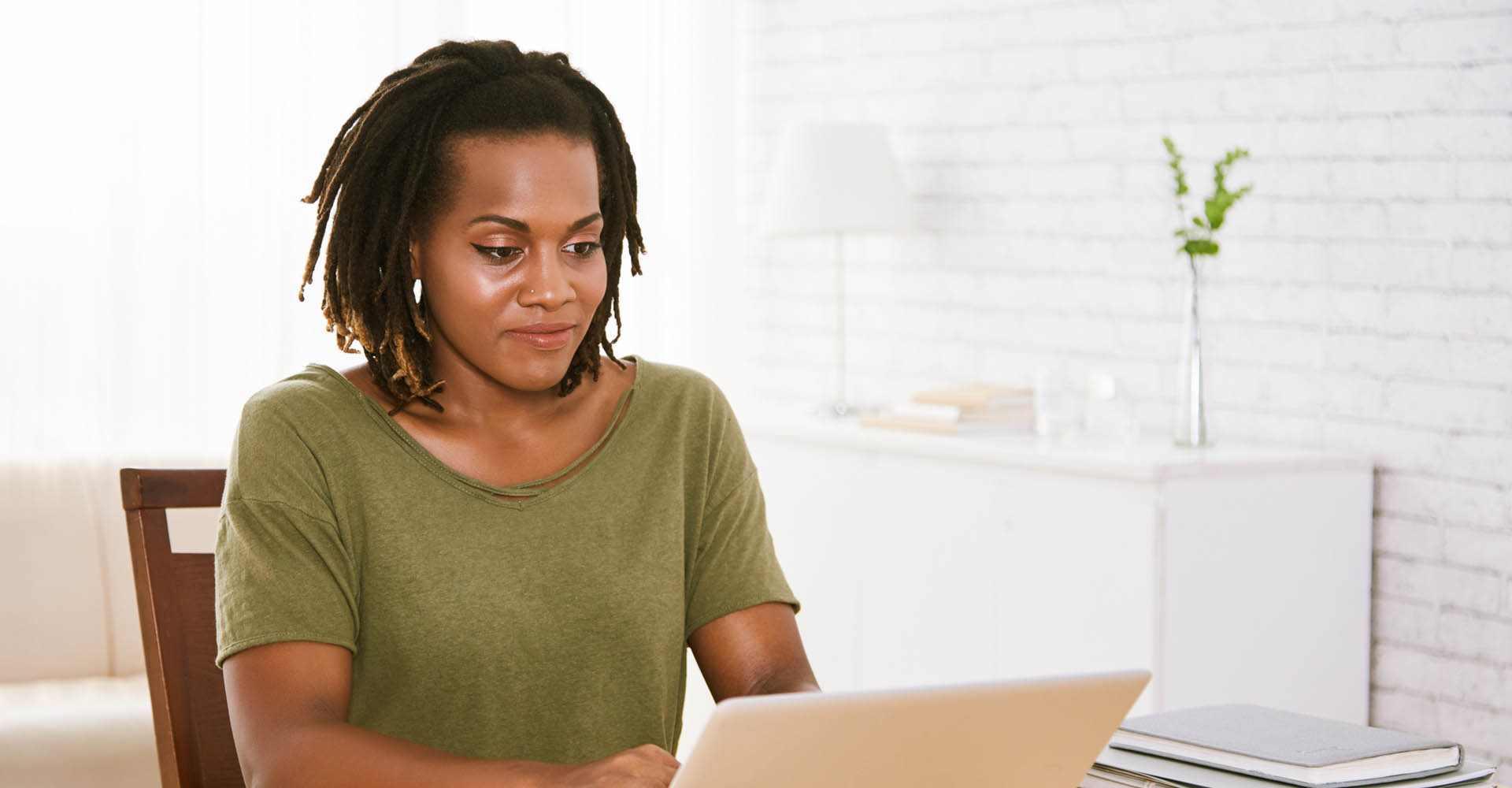 Frau sucht am Laptop nach einer Lösung für ihre Word-Probleme.