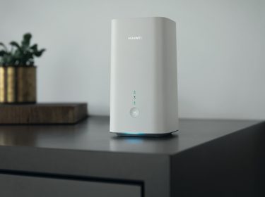 Der Vodafone GigaCube für zuhause und unterwegs, auf einer Kommode stehend