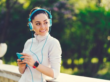 Joggerin mit Apple Watch streamt via Deezer