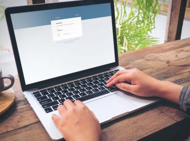 Mann nutzt Telegram auf dem Mac