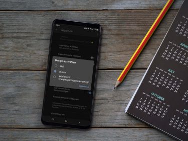 Smartphone zeigt den Dark Mode der Google-Kalender-App.