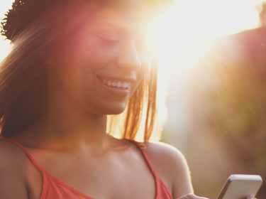 Junge Frau tippt am von der Aktivierungssperre befreiten iPhone.