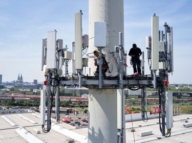 Techniker erklimmt 5G-Station